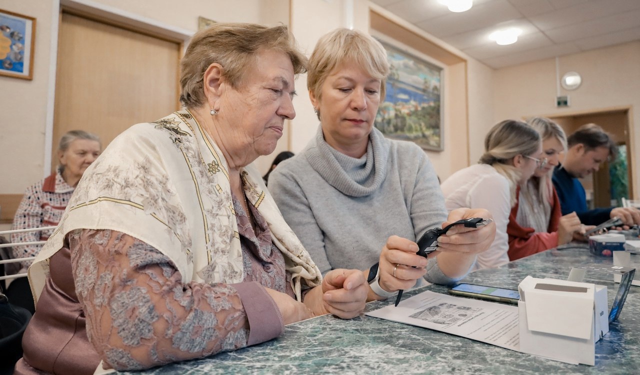 Смарт-браслеты с кнопкой SOS получили пенсионеры Нижнего Новгорода в рамках тестирования нового социального проекта «Кнопка помощи»